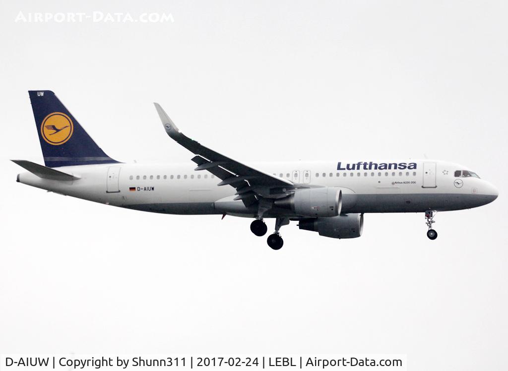D-AIUW, 2016 Airbus A320-214 C/N 7251, Landing rwy 25R