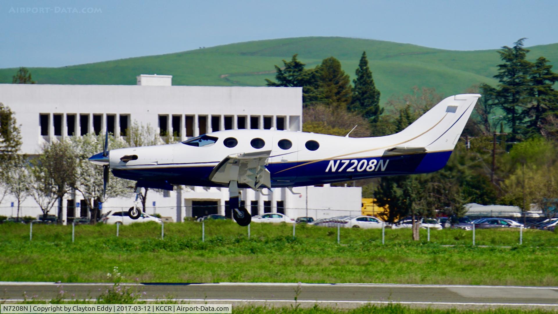 N7208N, 2007 AIR LT Dynasty C/N 202, Landing runway 32R at CCR 2017.