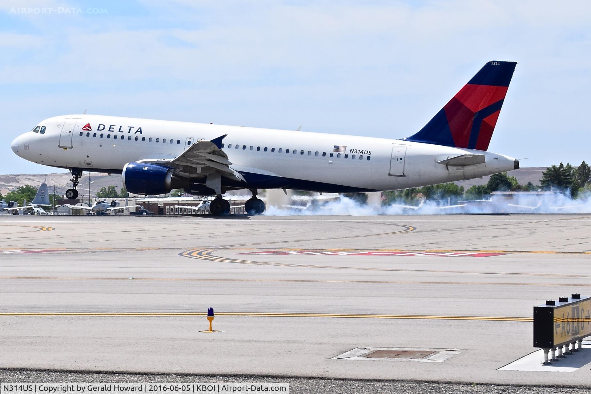 N314US, 1991 Airbus A320-211 C/N 160, Landing RWY 10L.