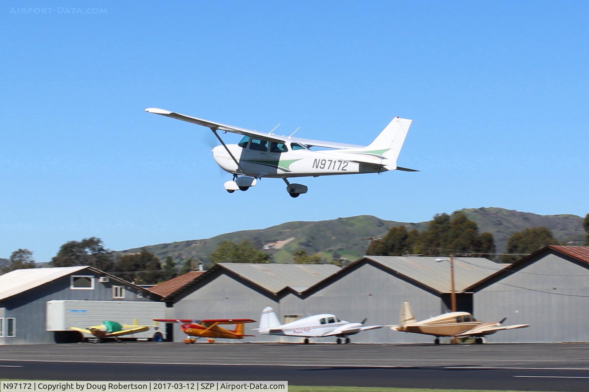 N97172, 1984 Cessna 172P C/N 17276162, 1984 Cessna 172P SKYHAWK, Lycoming O-320-D2J 160 Hp, takeoff climb Rwy 22