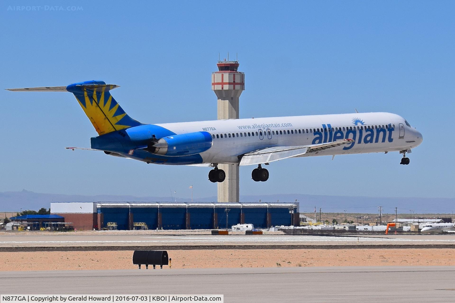 N877GA, 1994 McDonnell Douglas MD-83 (DC-9-83) C/N 53467, Landing RWY 28R.