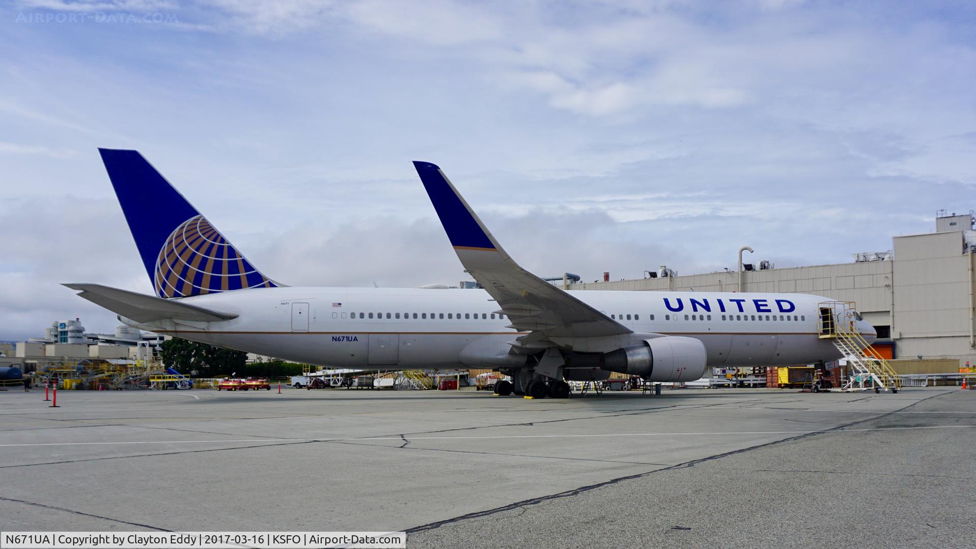 N671UA, 1999 Boeing 767-322 C/N 30026, SFO 2017