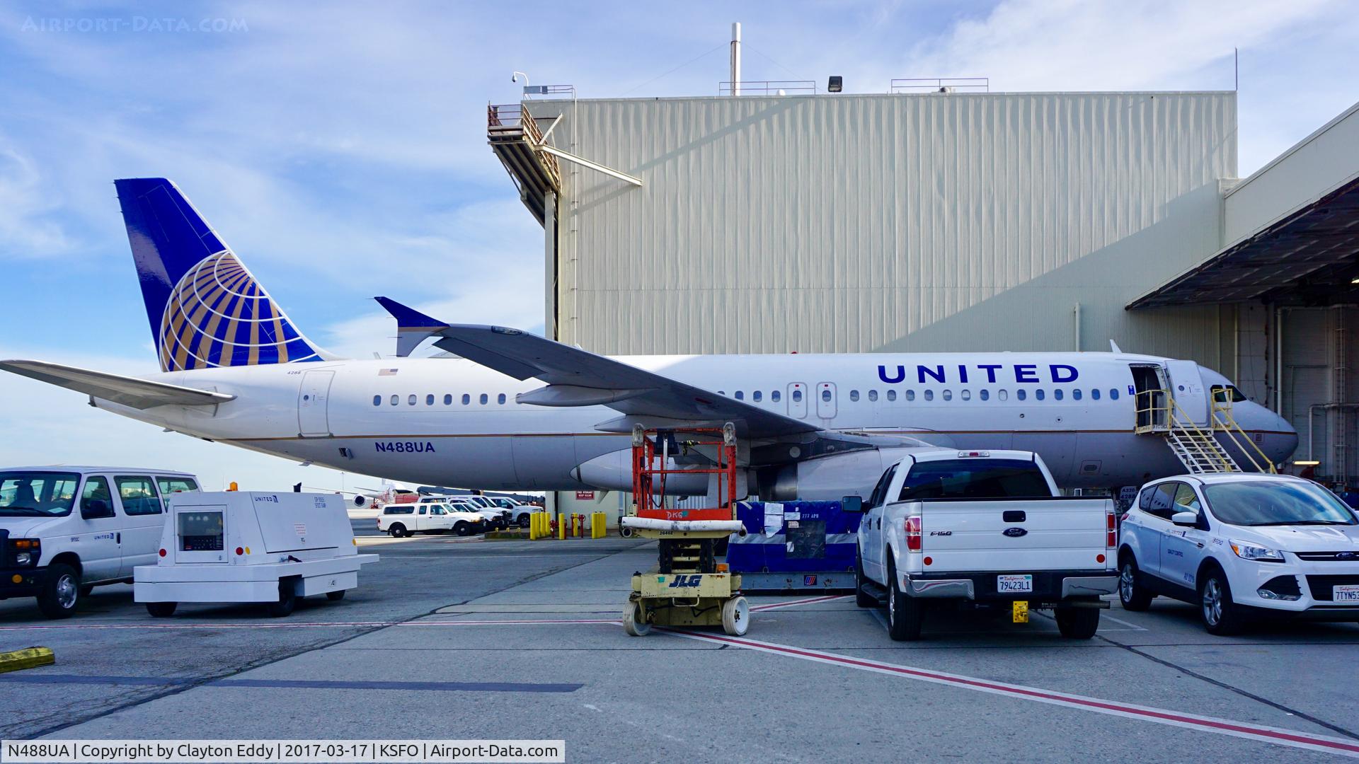 N488UA, 2001 Airbus A320-232 C/N 1680, SFO 2017