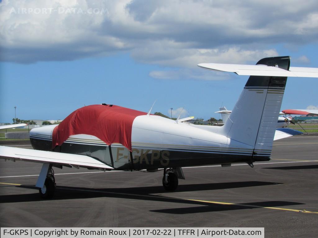 F-GKPS, Piper PA-28RT-201 Arrow IV C/N 28R7918128, Parked