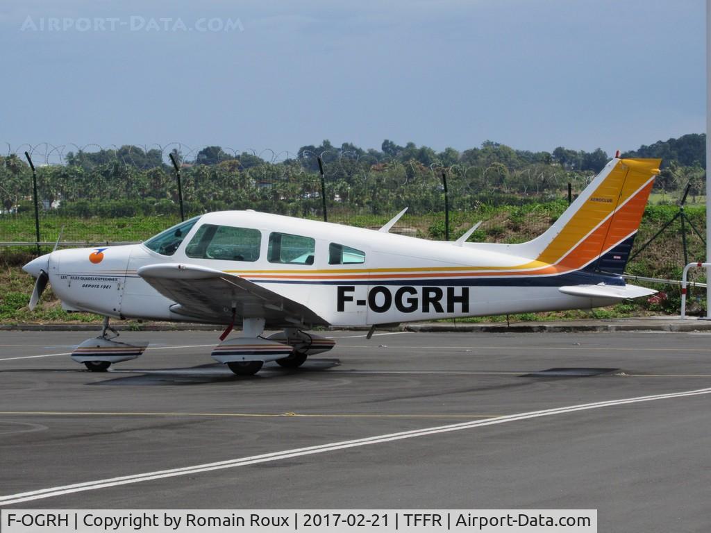 F-OGRH, Piper PA-28-161 Warrior II C/N 28-7716282, Parked