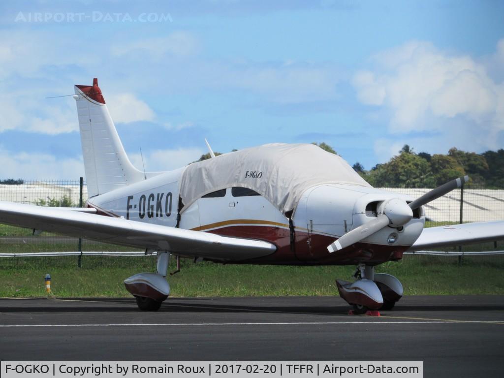F-OGKO, Piper PA-28-151 Cherokee Warrior C/N 28-7715109, Parked
