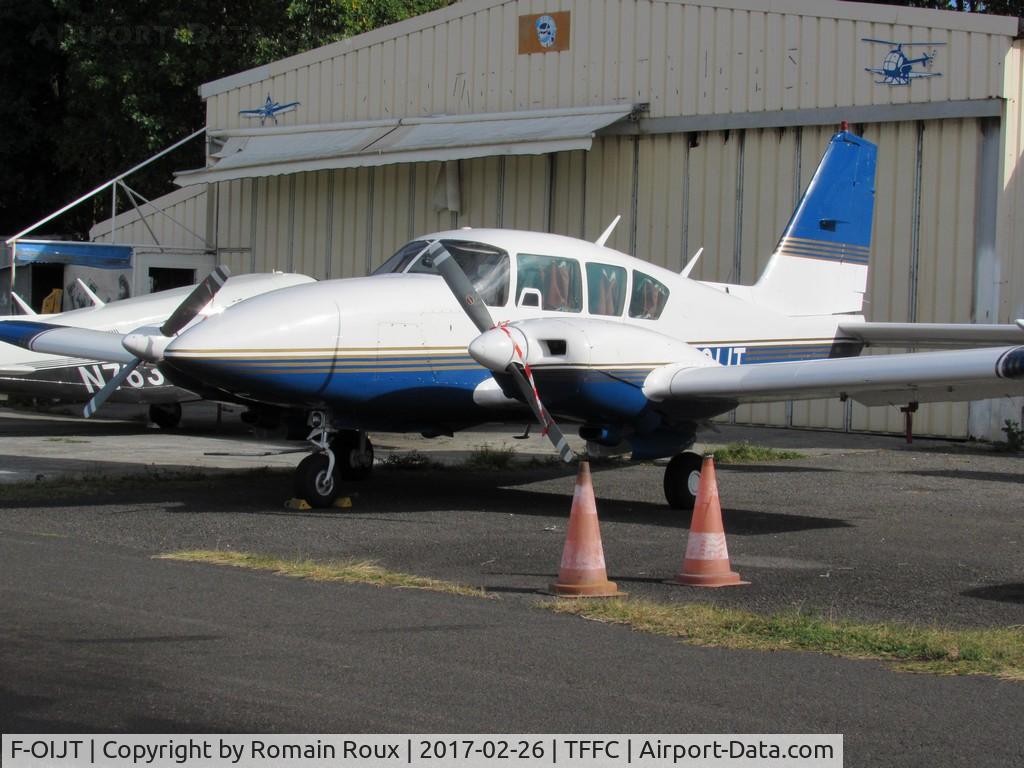 F-OIJT, Piper PA-23-250 Aztec F C/N 27-7854129, Parked