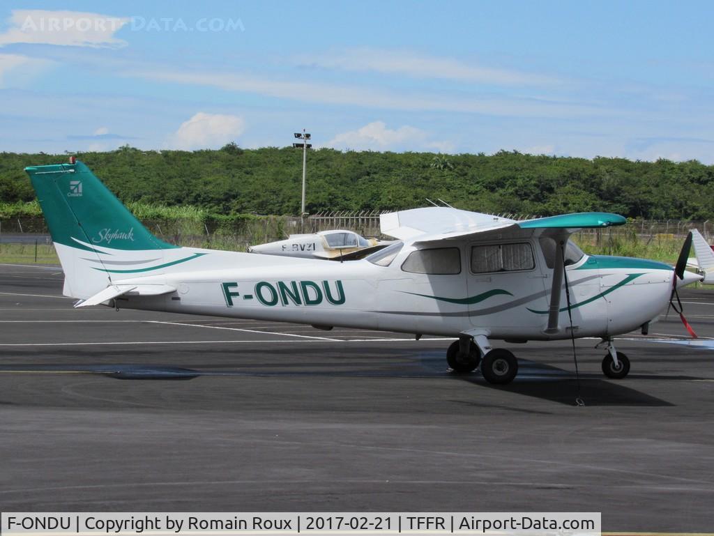 F-ONDU, 1999 Cessna 172R C/N 17280788, Parked