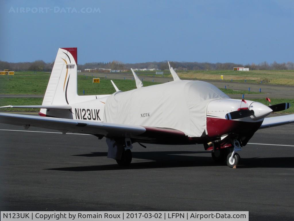N123UK, 1990 Mooney M20J 201 C/N 24-3167, Parked