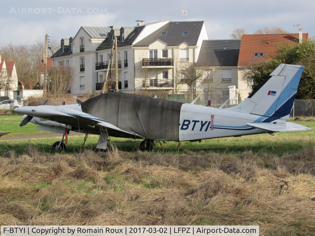 F-BTYI, Piper PA-34-200 Seneca C/N 34-7350077, Parked