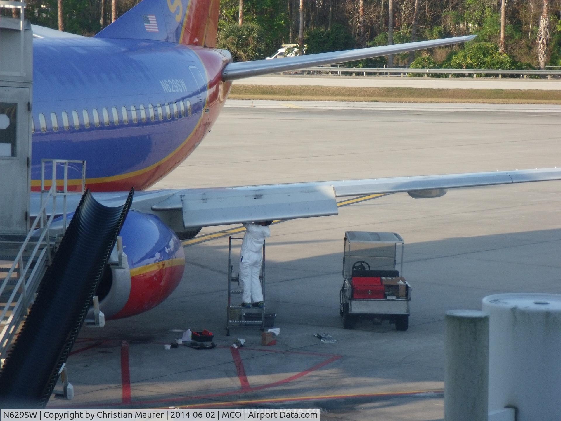 N629SW, 1996 Boeing 737-3H4 C/N 27704, Southwest 737-3H4 undergoing slat maintenance