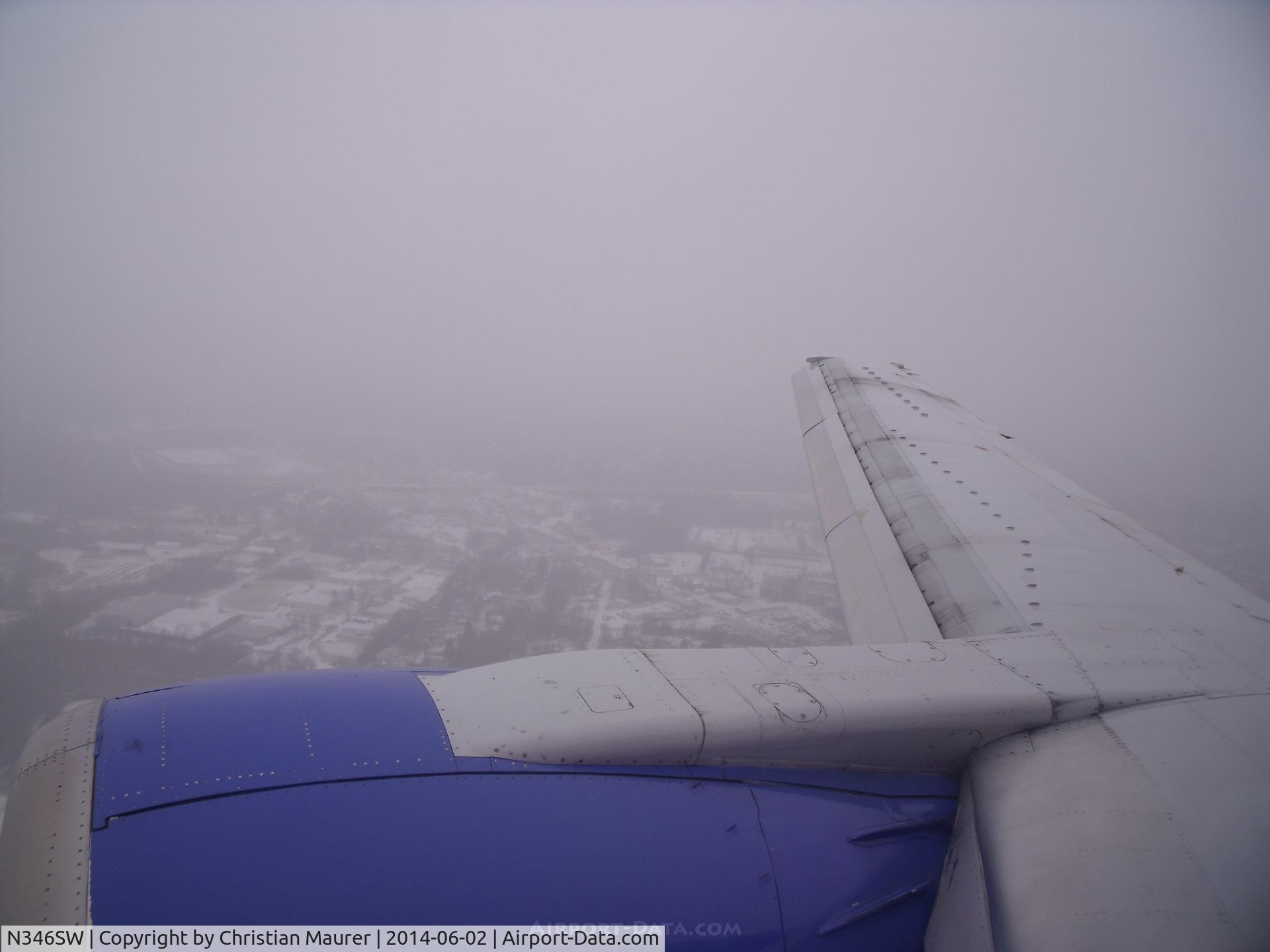 N346SW, 1989 Boeing 737-3H4 C/N 24153, Boeing 737-3H4 on Final for DAY in the snow