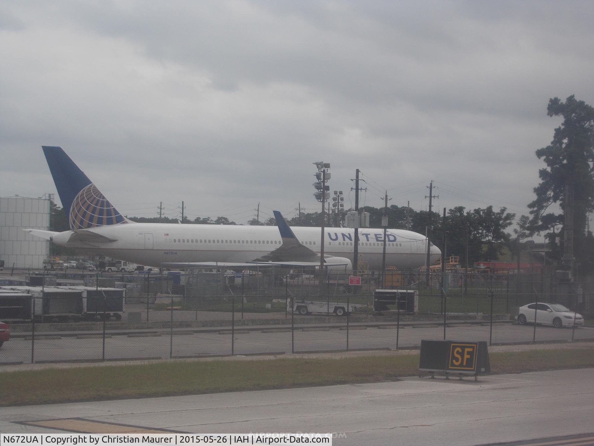 N672UA, 1999 Boeing 767-322 C/N 30027, UA 767-322 2 cabin config