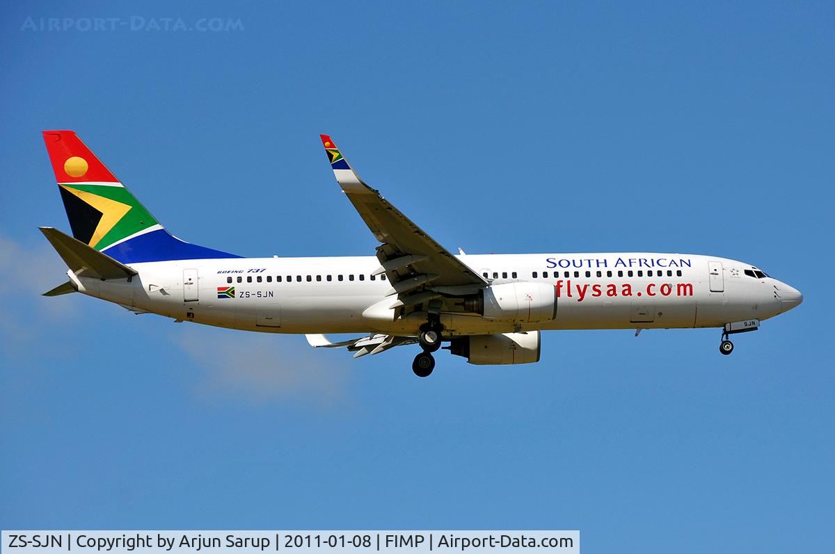 ZS-SJN, 2001 Boeing 737-85F C/N 30569, Approaching Rwy 14 at Plaisance.