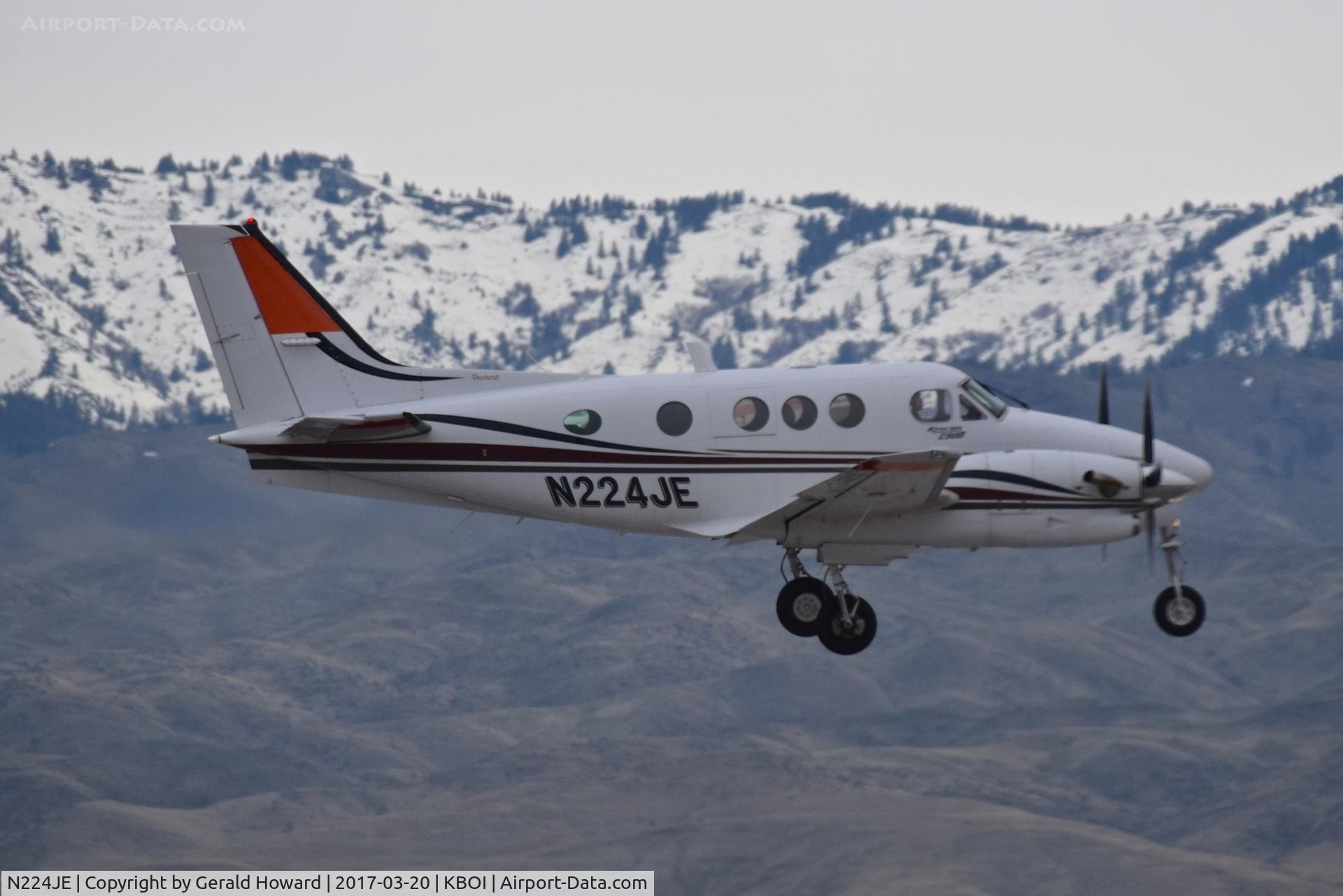 N224JE, 2001 Raytheon Aircraft Company C90A C/N LJ-1629, Landing RWY 10R.
