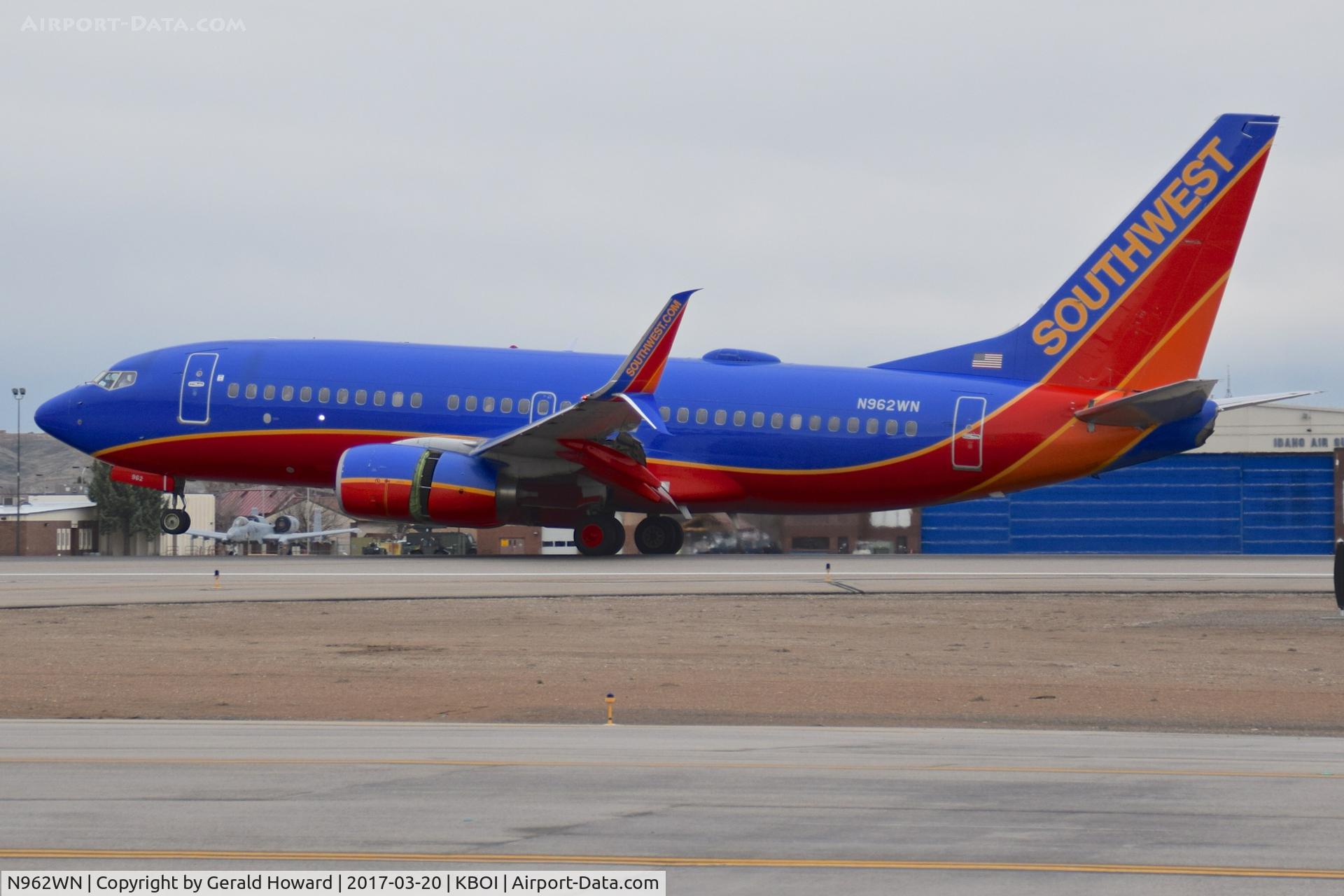 N962WN, 2011 Boeing 737-7H4 C/N 36963, Touch down on RWY 10L.