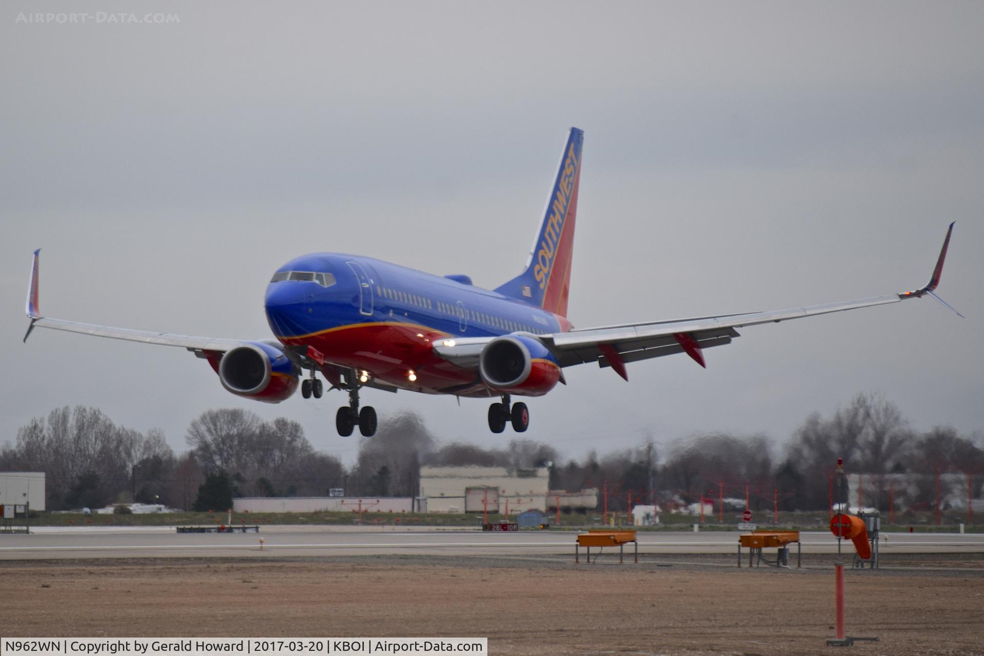 N962WN, 2011 Boeing 737-7H4 C/N 36963, On final for RWY 10L.
