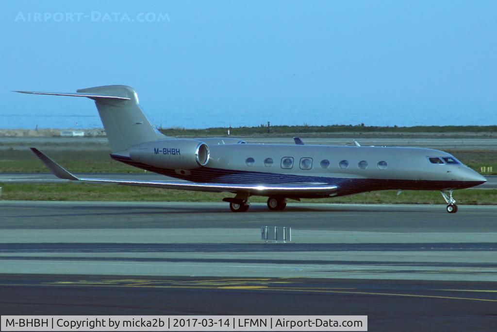 M-BHBH, 2015 Gulfstream Aerospace G650 (G-VI) C/N 6132, Taxiing
