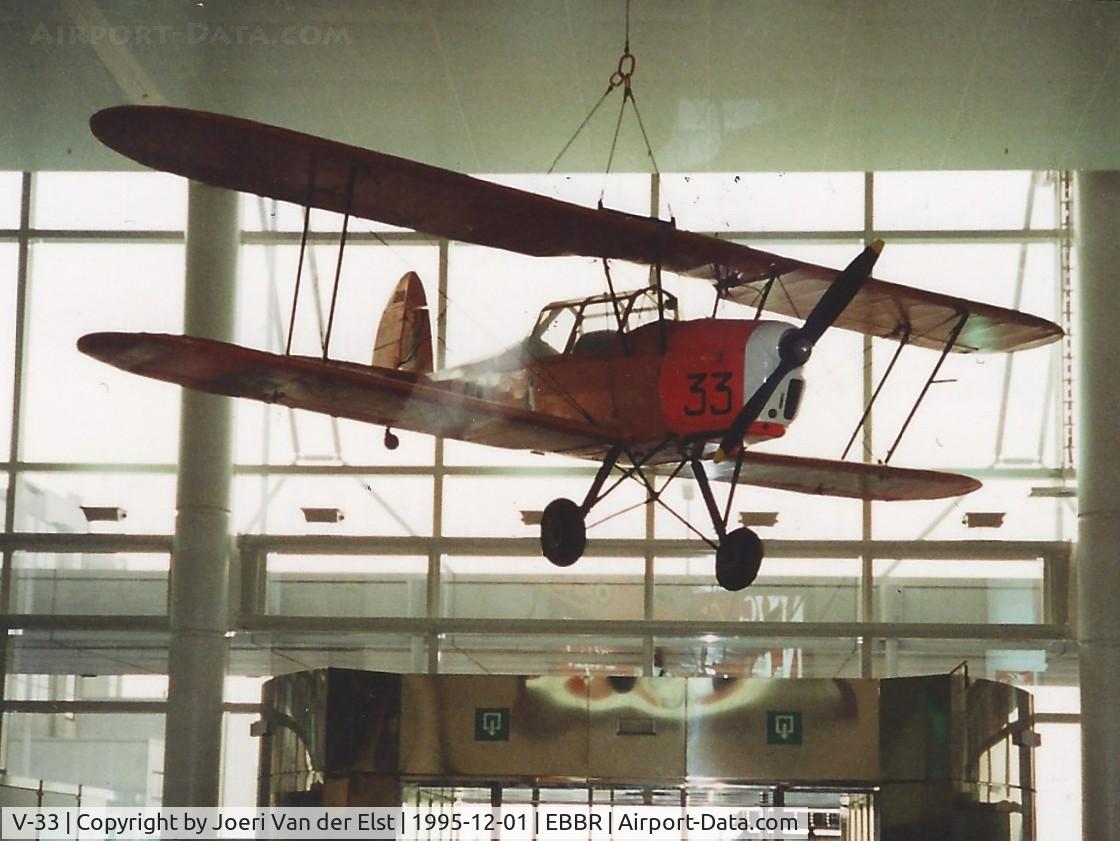 V-33, Stampe-Vertongen SV-4B C/N 1175, Brussels Airport entrance 1995