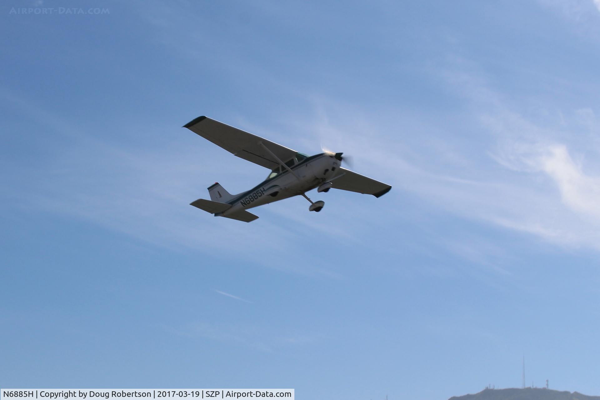 N6885H, 1975 Cessna 172M C/N 17265626, 1975 Cessna 172M SKYHAWK, Lycoming O-320-E2D 150 Hp, takeoff climb Rwy 22