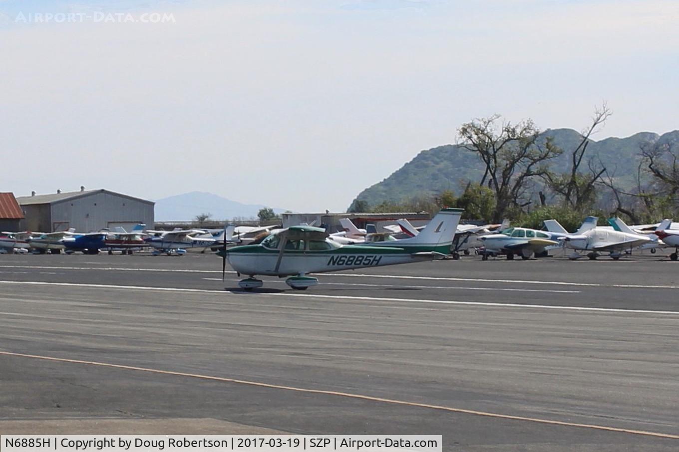 N6885H, 1975 Cessna 172M C/N 17265626, 1975 Cessna 172M SKYHAWK, Lycoming O-320-E2D 150 Hp, taxi off the active