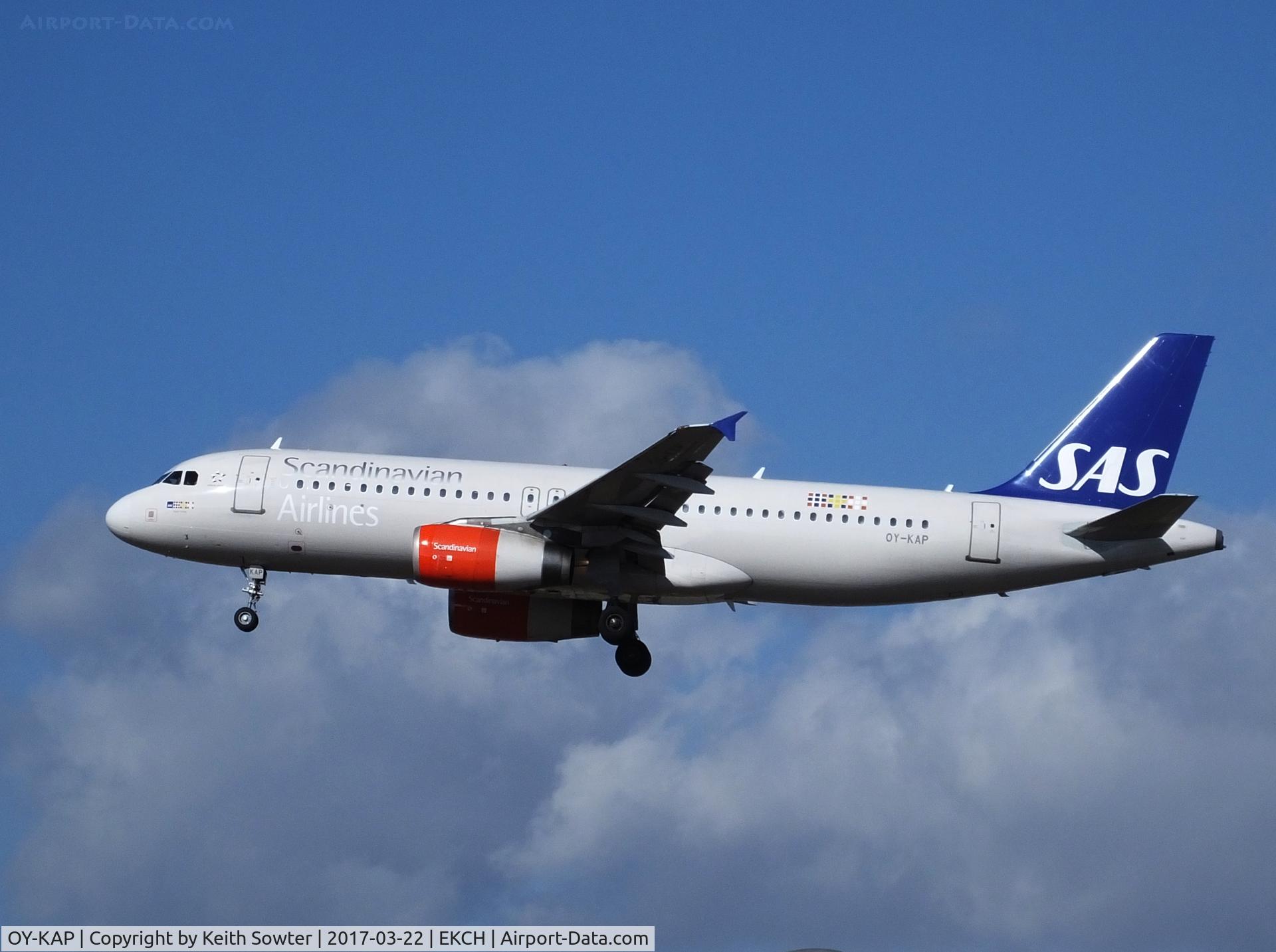 OY-KAP, 2007 Airbus A320-232 C/N 3086, Short finals too Land