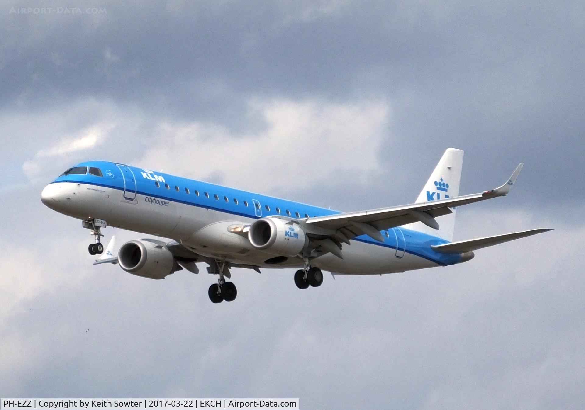 PH-EZZ, 2013 Embraer 190STD (ERJ-190-100) C/N 19000654, Short finals to land