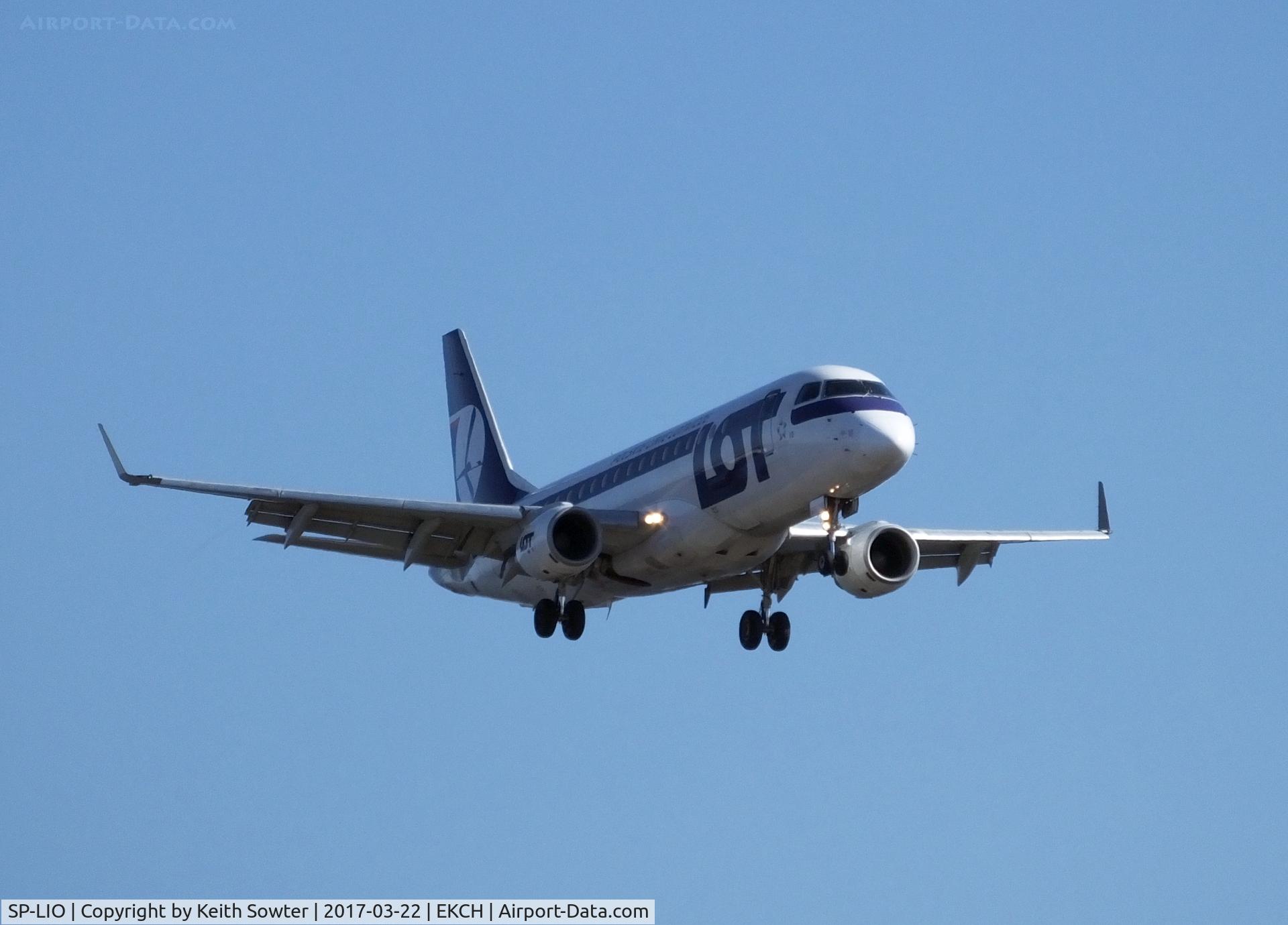 SP-LIO, 2010 Embraer 175LR (ERJ-170-200LR) C/N 17000321, Short finals to land