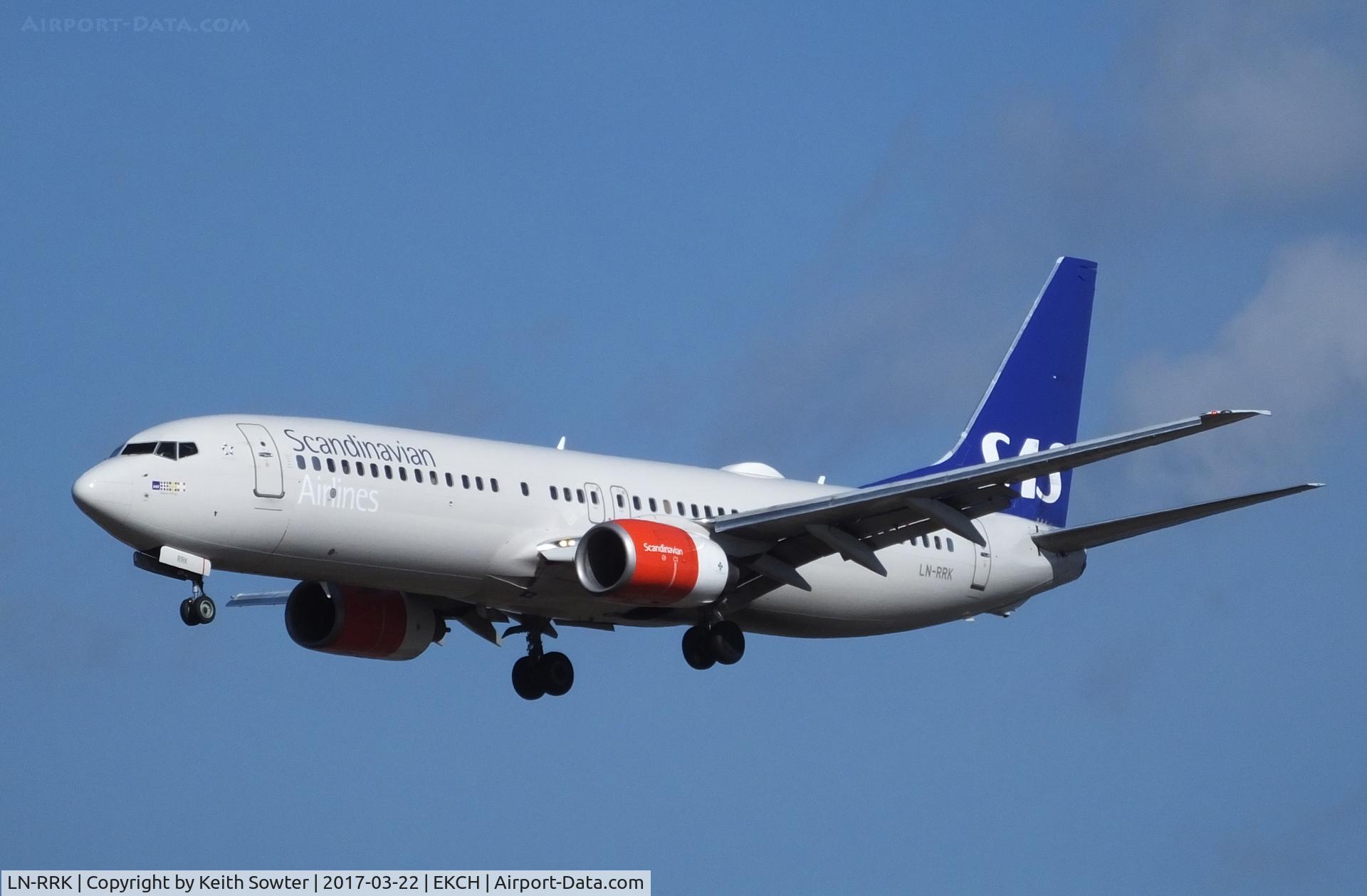 LN-RRK, 2002 Boeing 737-883 C/N 32278, Short finals to land