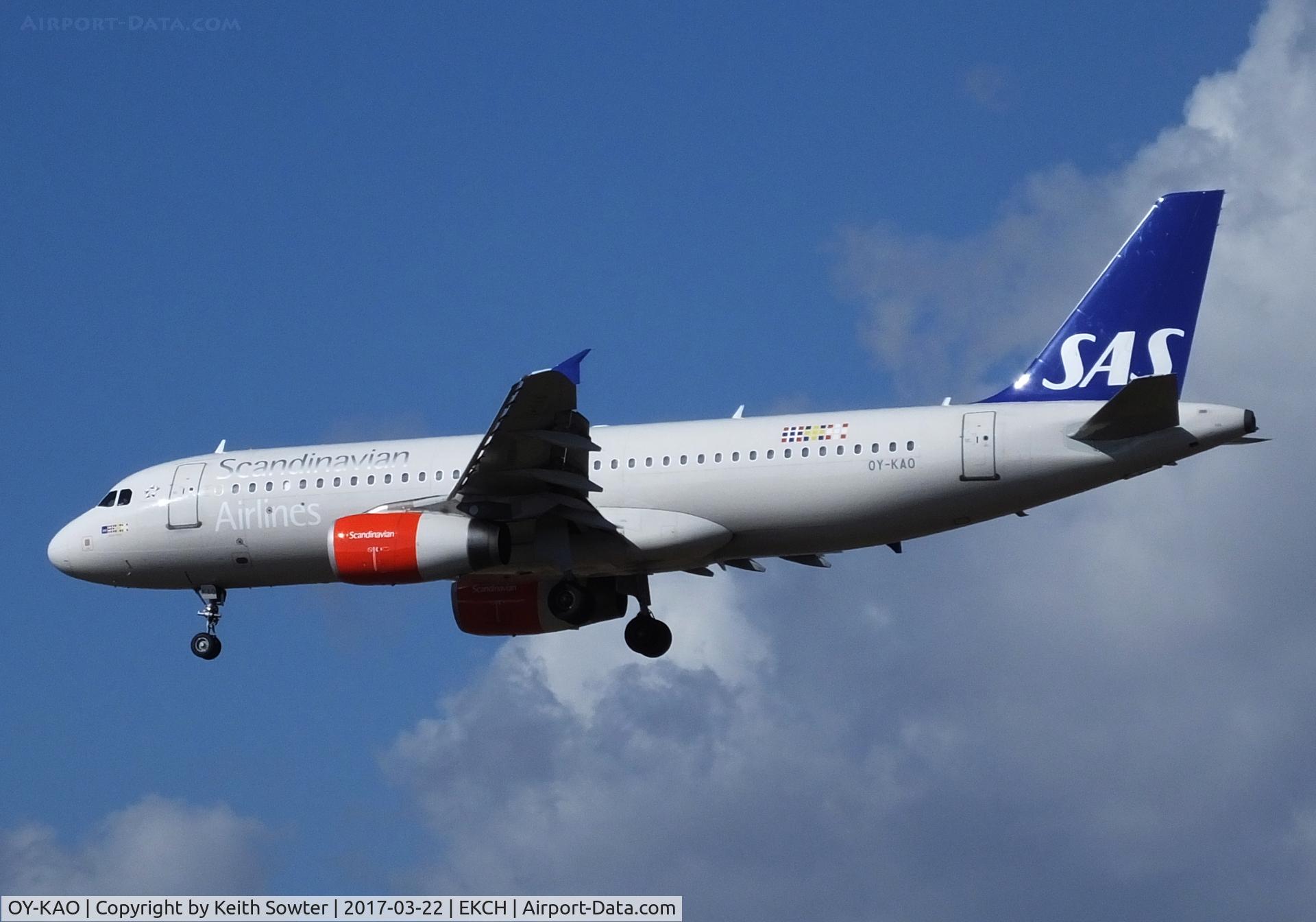 OY-KAO, 2006 Airbus A320-232 C/N 2990, Short finals to land