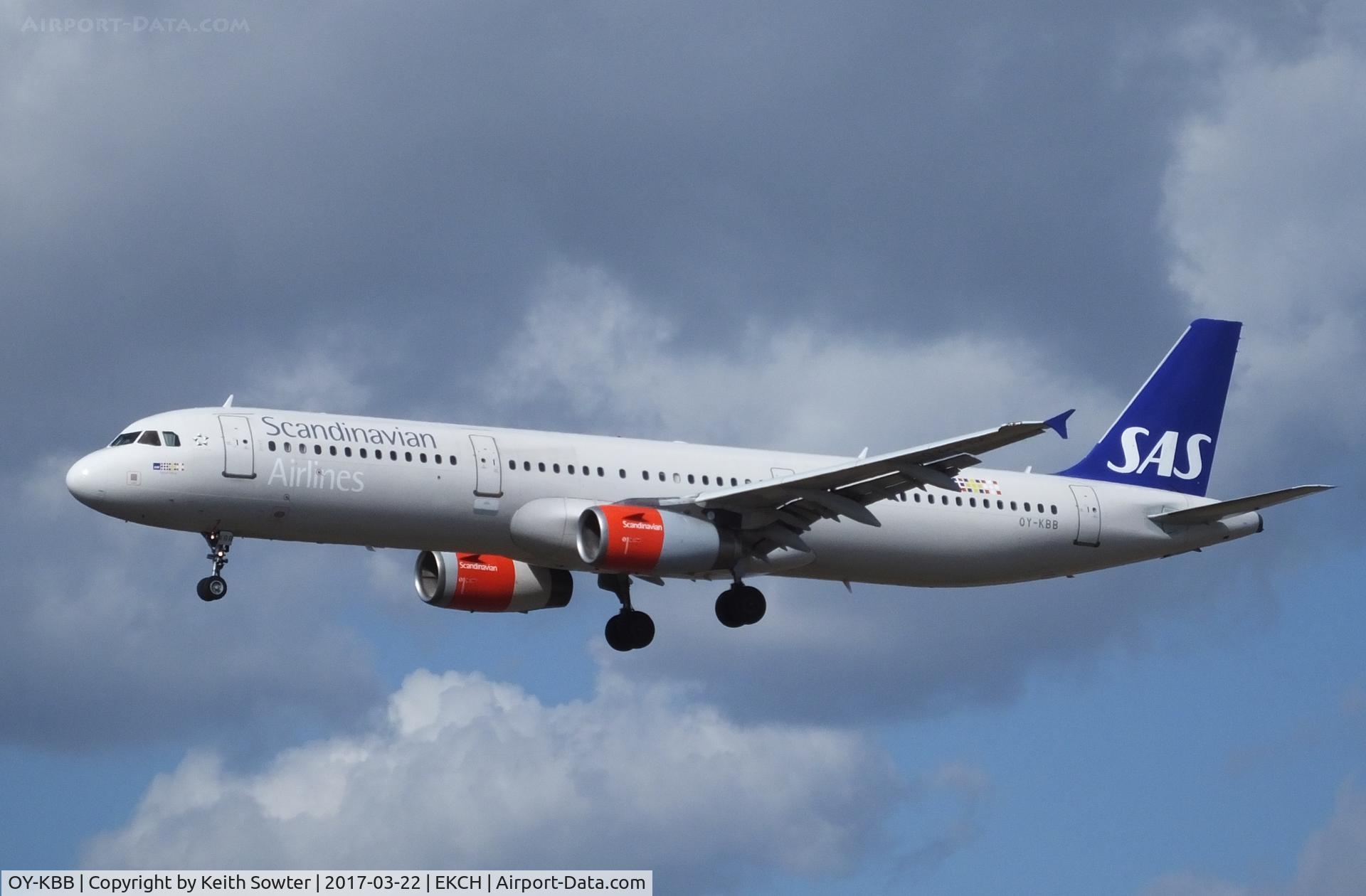 OY-KBB, 2001 Airbus A321-232 C/N 1642, Short finals to land