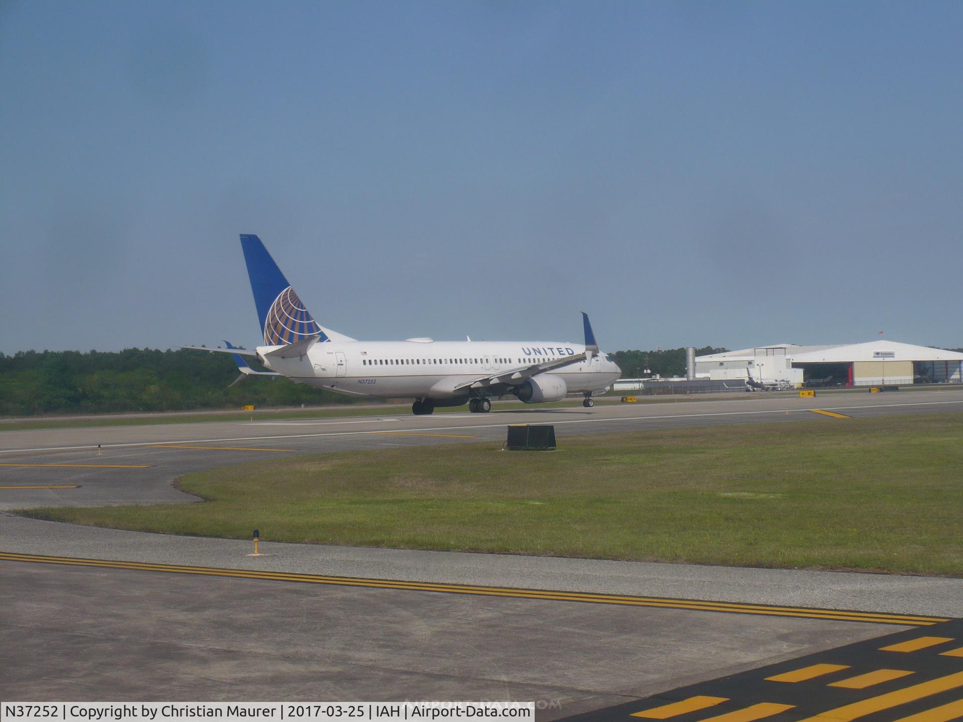 N37252, 2000 Boeing 737-824 C/N 30583, United Boeing 737-824