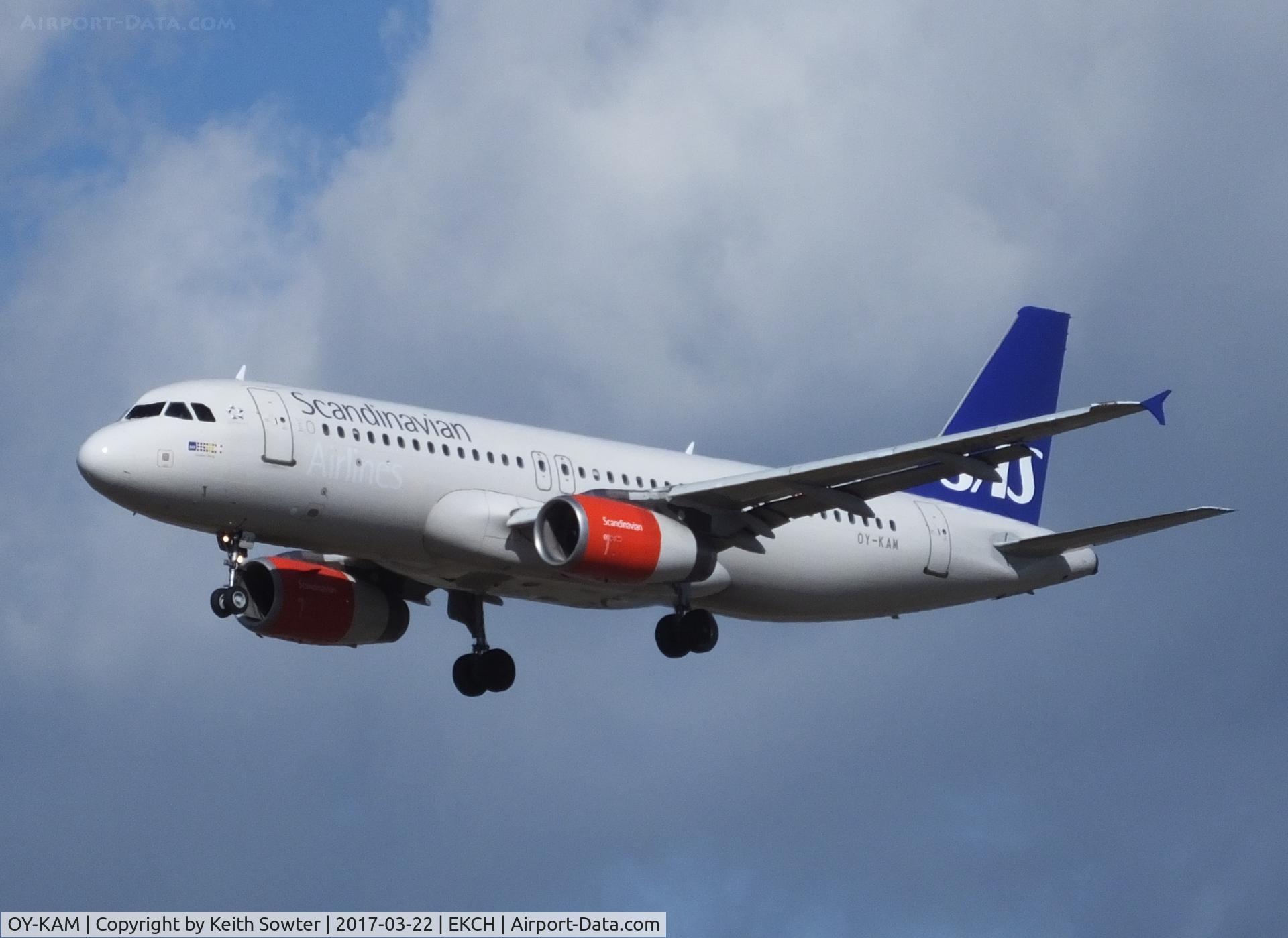 OY-KAM, 2006 Airbus A320-232 C/N 2911, Short finals to land