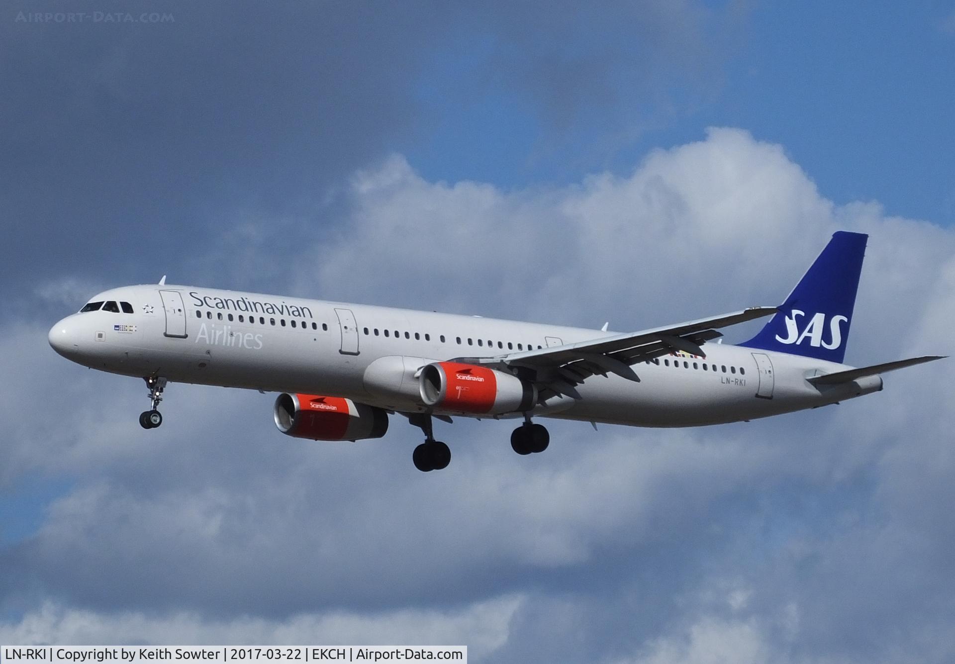 LN-RKI, 2002 Airbus A321-232 C/N 1817, Short finals to land