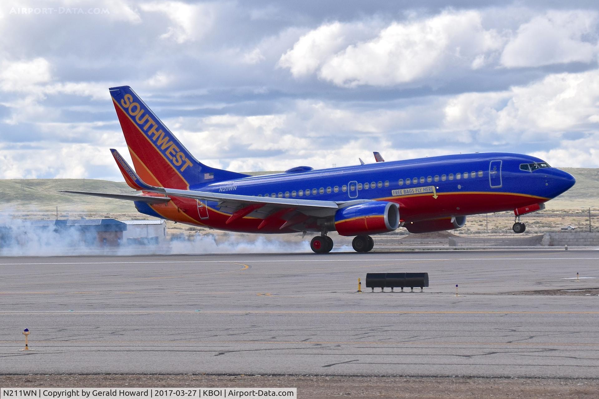 N211WN, 2005 Boeing 737-7H4 C/N 34163, Landing RWY 28R.
