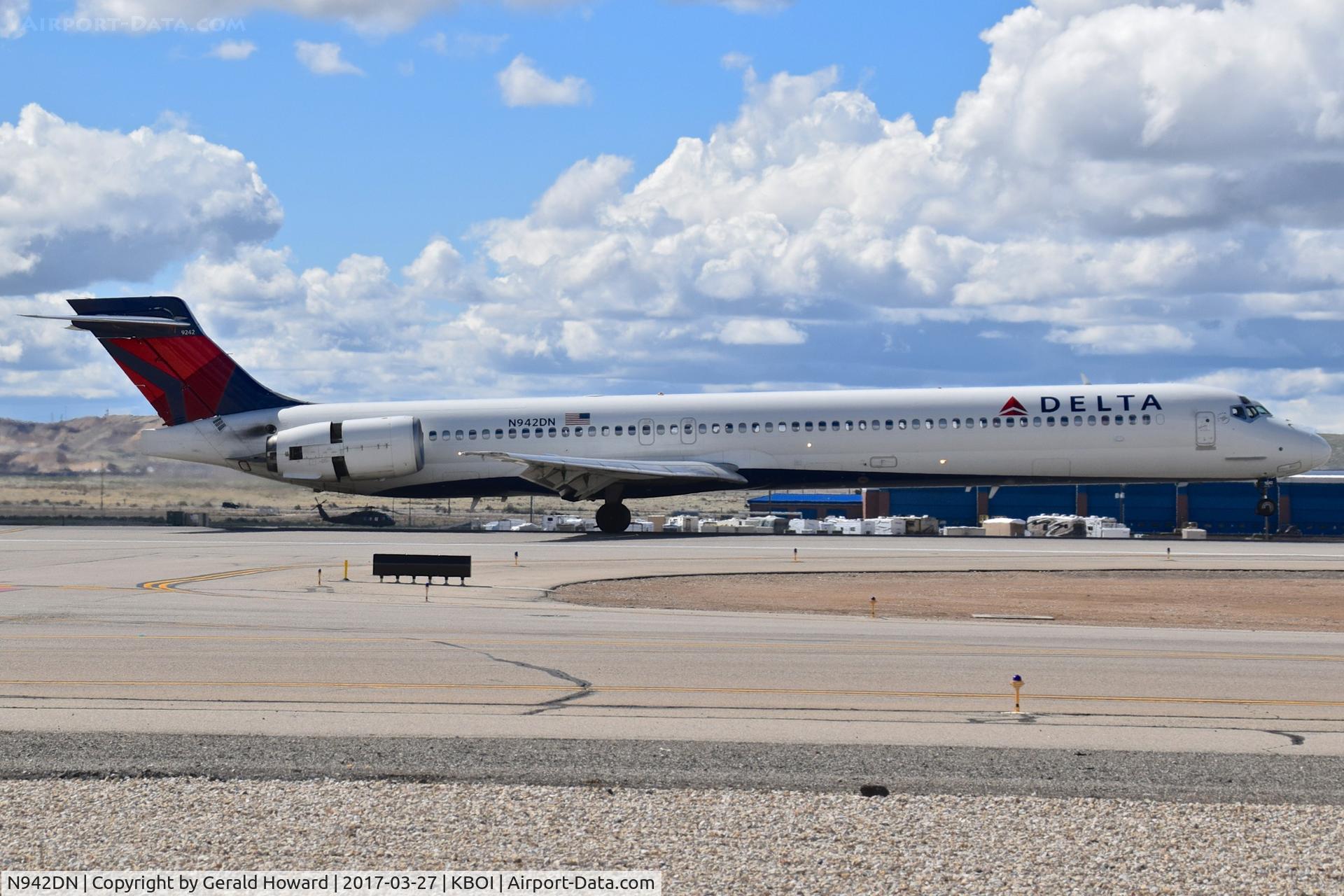 N942DN, 1997 McDonnell Douglas MD-90-30 C/N 53556, Landing roll out on RWY 28R.