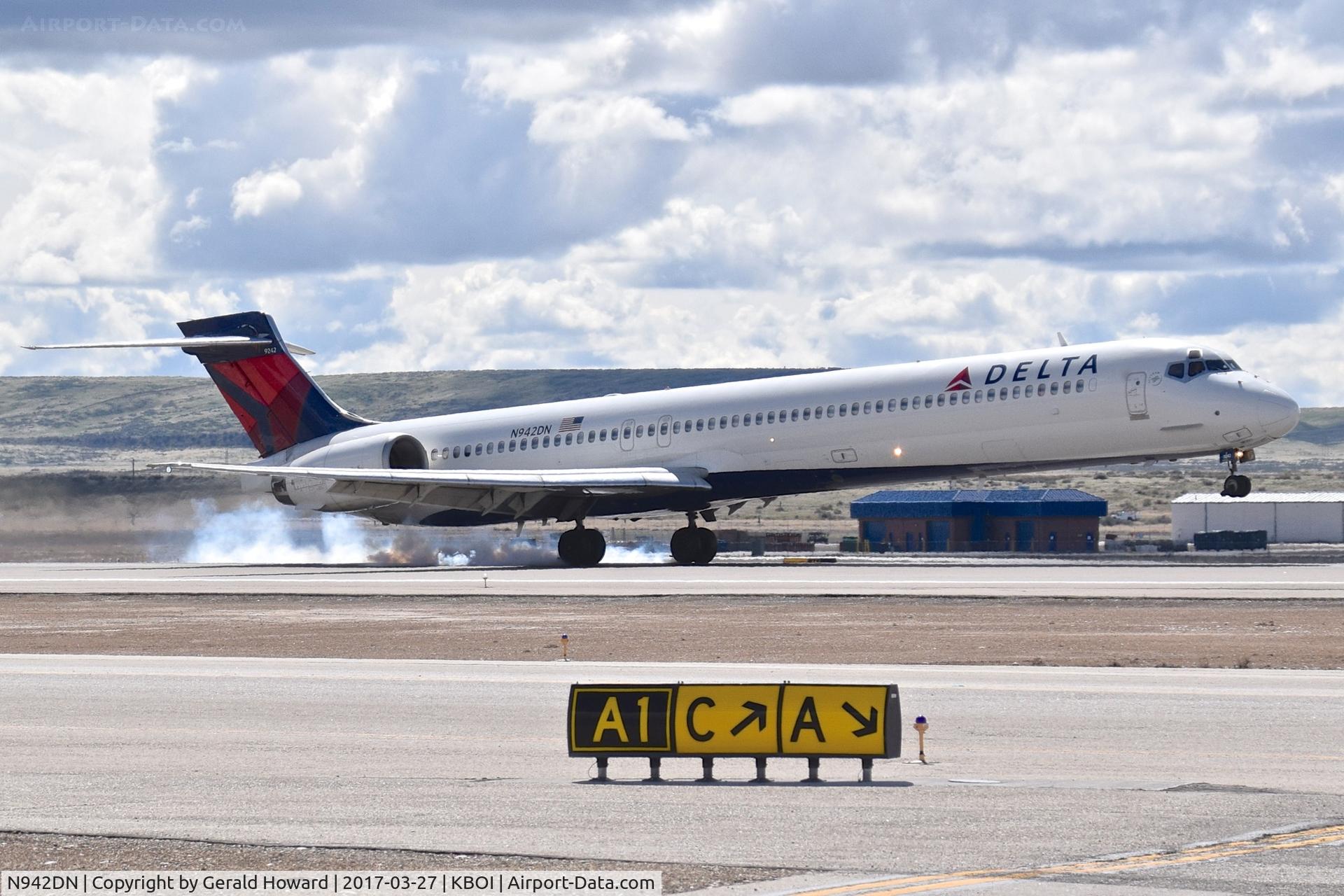 N942DN, 1997 McDonnell Douglas MD-90-30 C/N 53556, Touch down on RWY 28R.