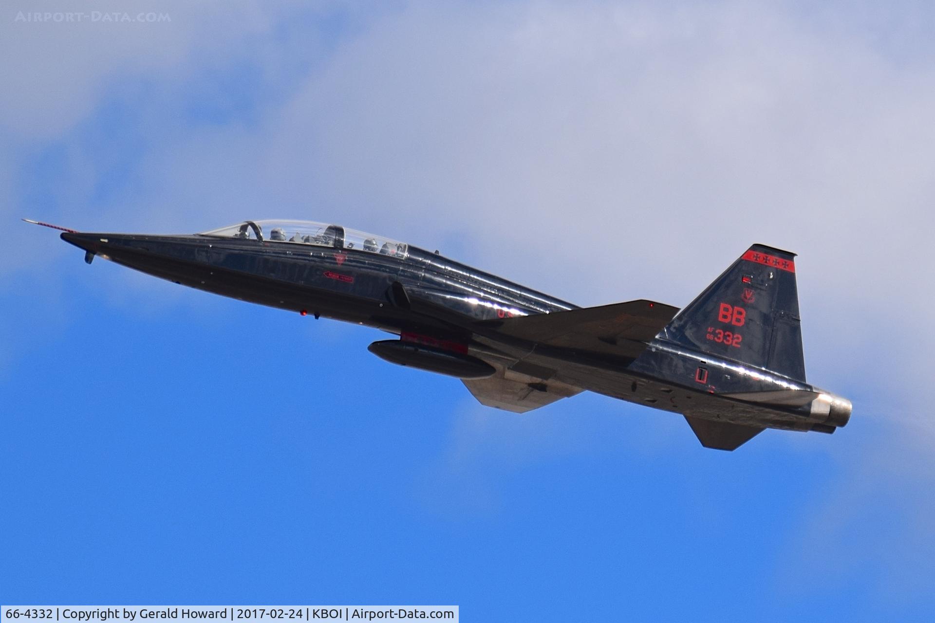 66-4332, 1966 Northrop T-38A Talon C/N N.5908, Departing BOI from RWY 28L. 9th Recon Wing, Beale AFB, CA.