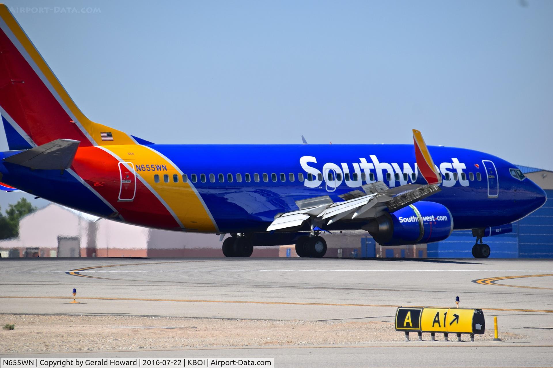N655WN, 1997 Boeing 737-3H4 C/N 28400, Landing roll out on RWY 28R.