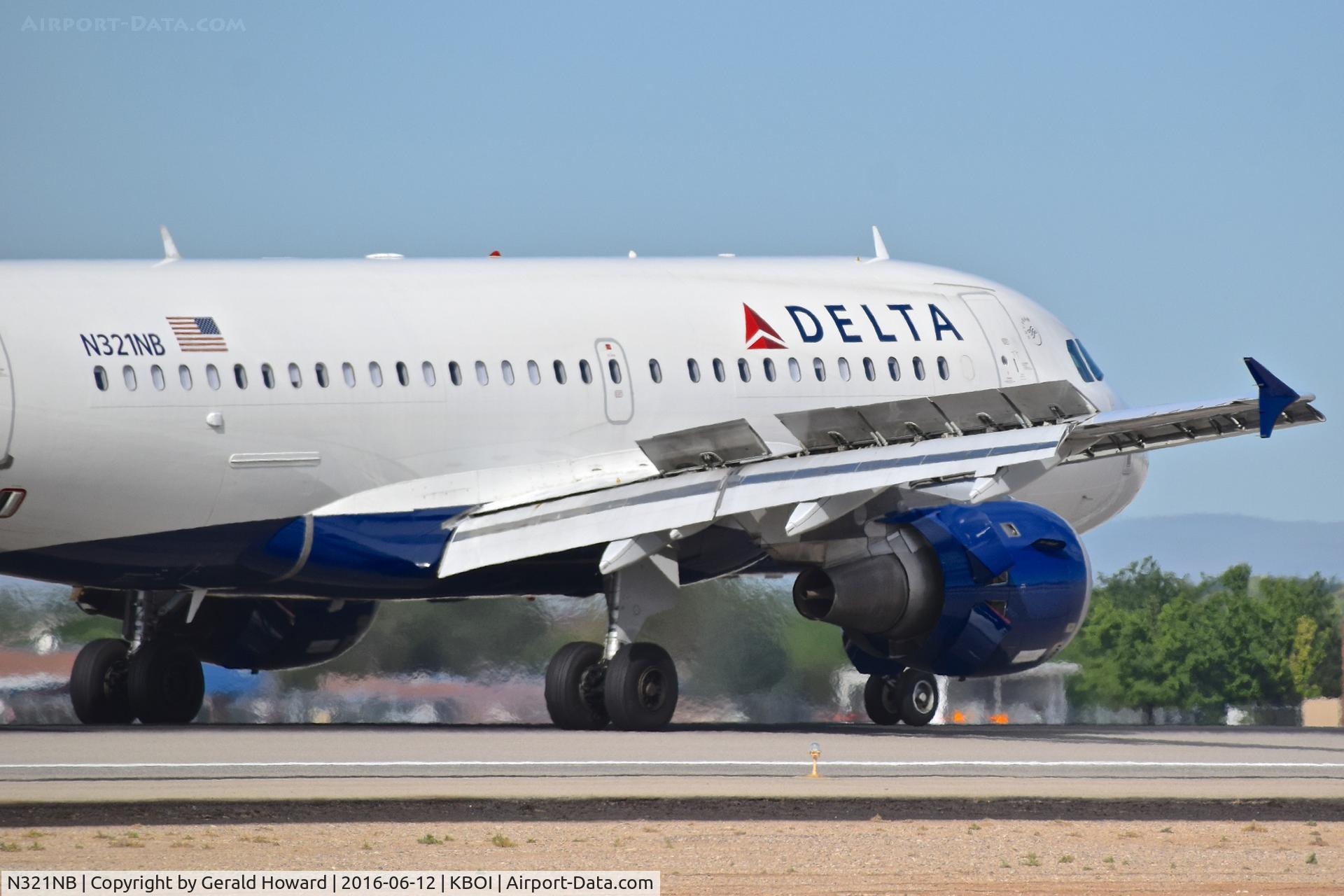 N321NB, 2001 Airbus A319-114 C/N 1414, Landing roll out on RWY 28R.