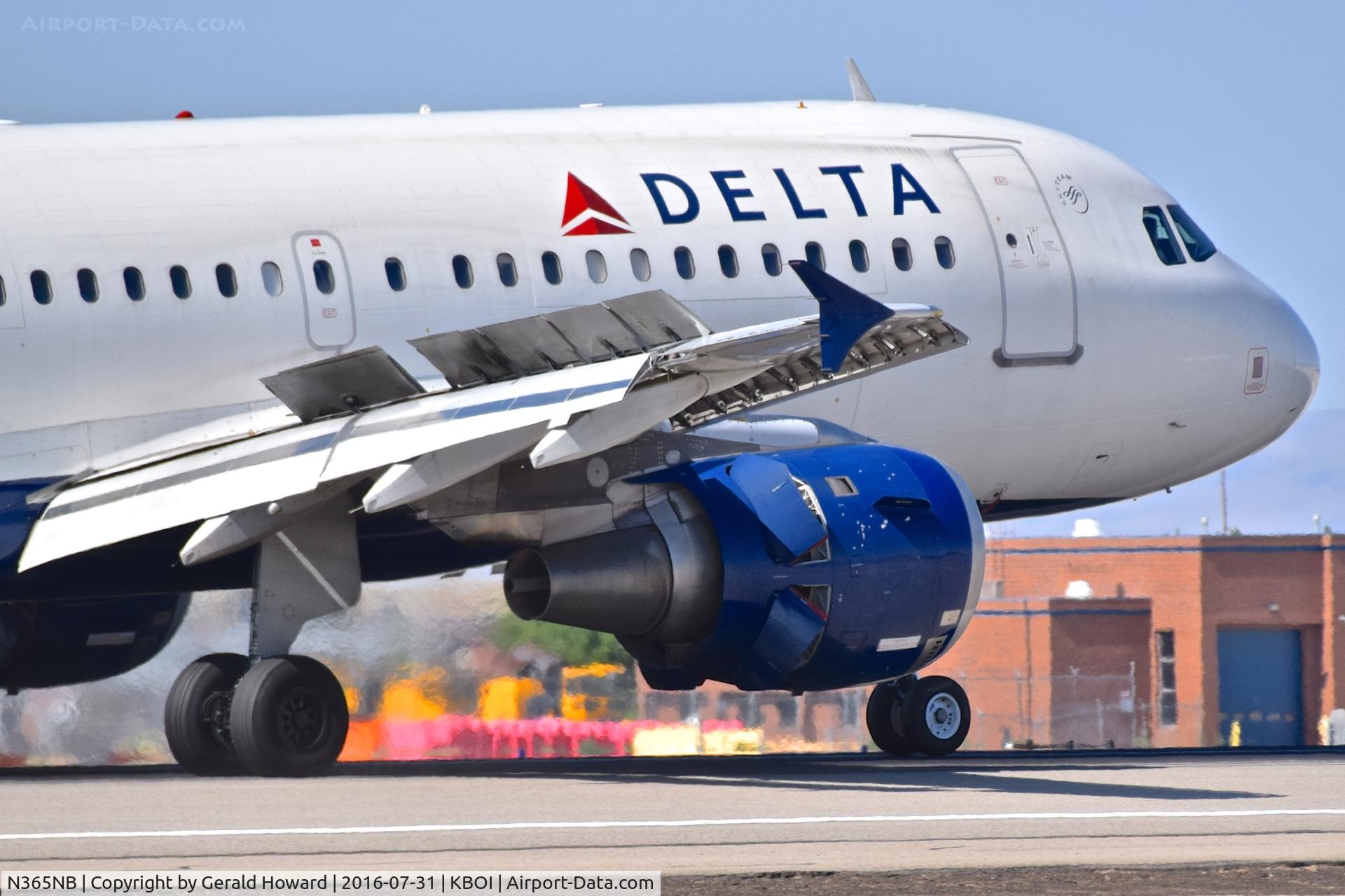 N365NB, 2003 Airbus A319-114 C/N 2013, Landing roll out on RWY 28R.