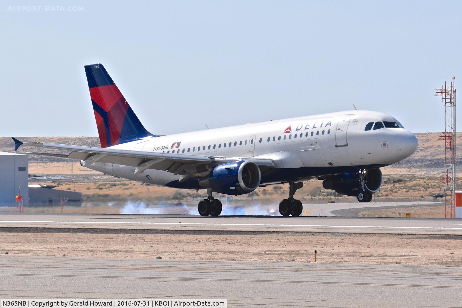 N365NB, 2003 Airbus A319-114 C/N 2013, Landing RWY 28R.