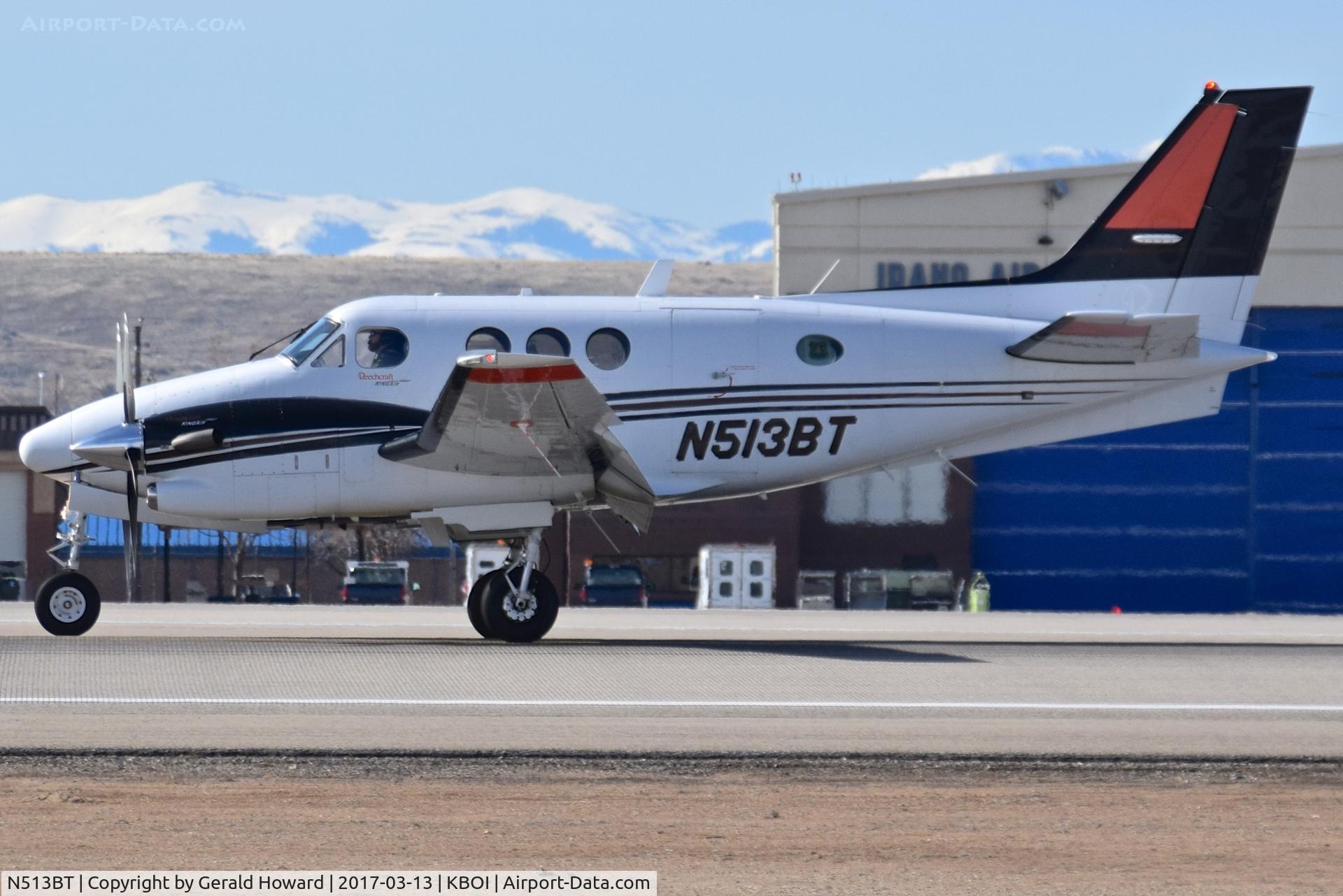 N513BT, Raytheon C90GT King Air C/N LJ-1798, Landing RWY 10L.