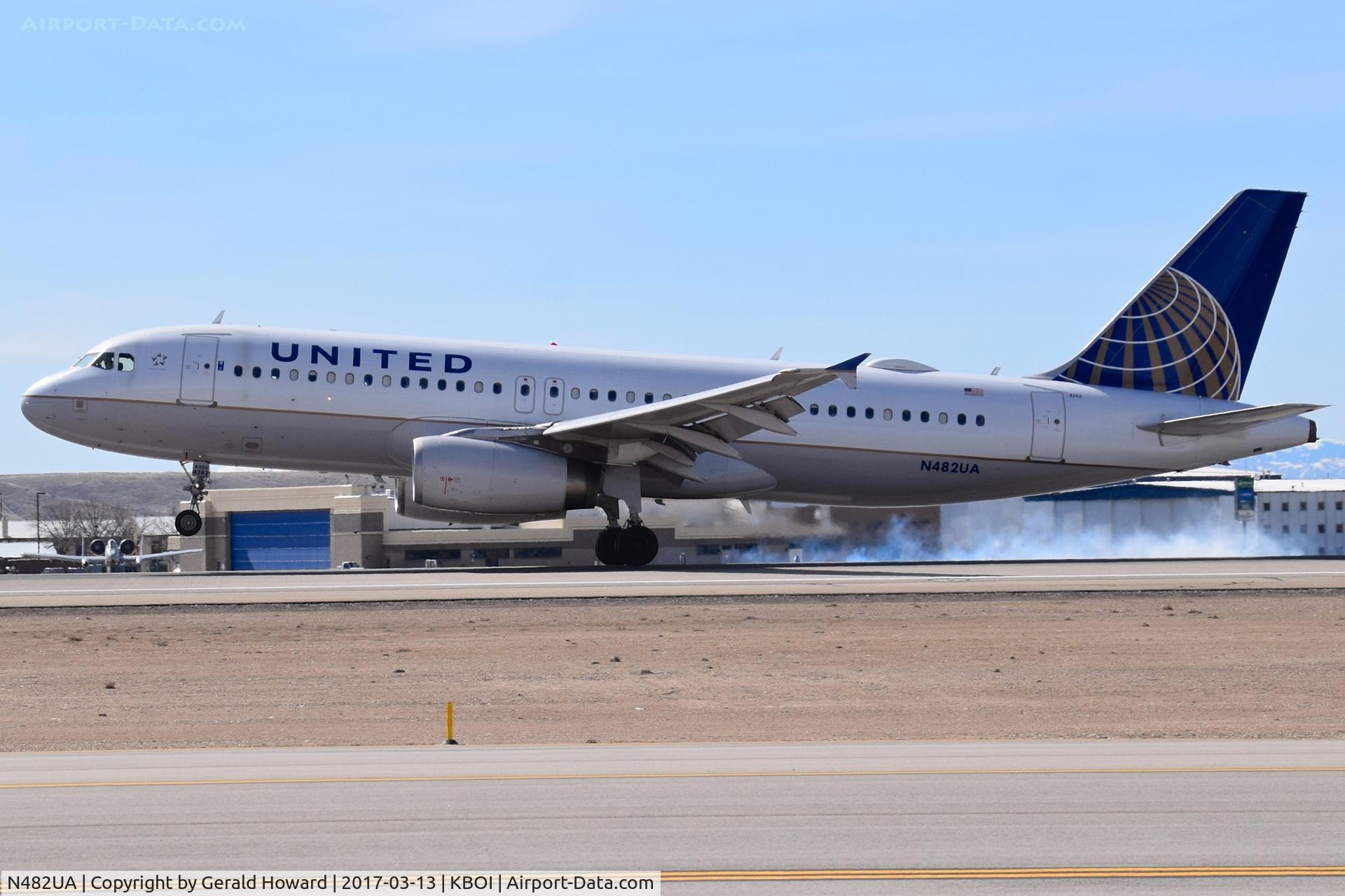 N482UA, 2001 Airbus A320-232 C/N 1584, Landing RWY 10L.