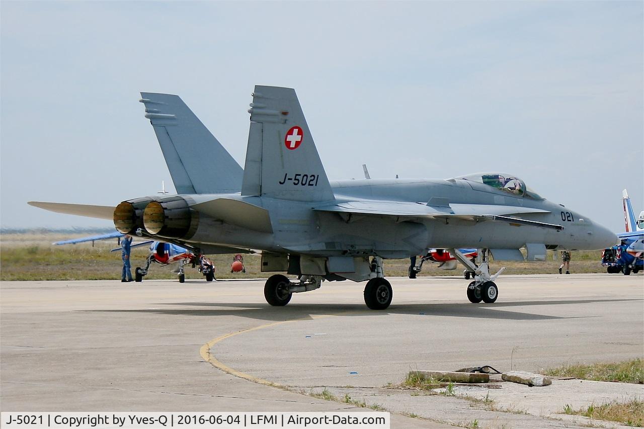 J-5021, McDonnell Douglas F/A-18C Hornet C/N 1370/SFC021, Swiss Air Force McDonnell Douglas FA-18C Hornet, Taxiing to parking area, Istres-Le Tubé Air Base 125 (LFMI-QIE) open day 2016