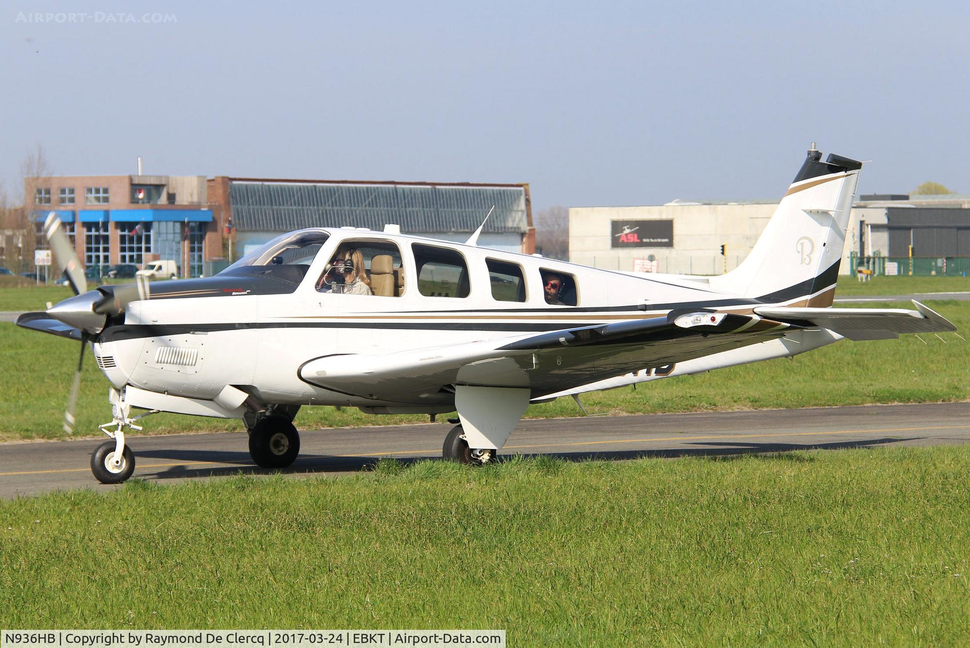 N936HB, 2010 Hawker Beechcraft G36 C/N E-3937, Taxiing to rwy 06.