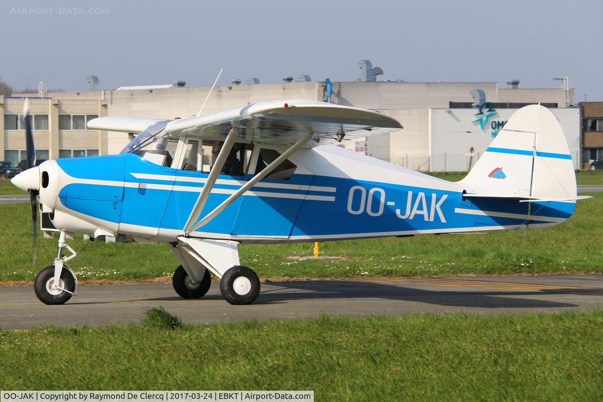 OO-JAK, Piper PA-22-150 Tri Pacer C/N 22-7640, Taxiing to rwy 06.