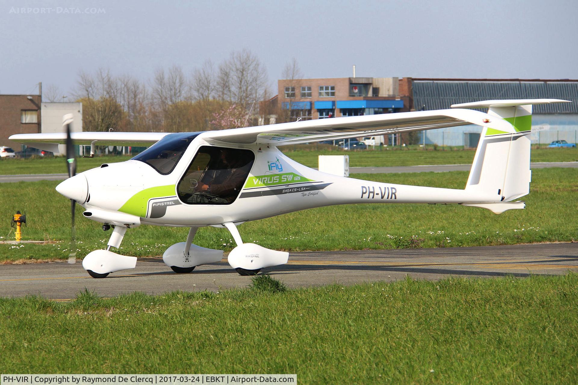 PH-VIR, 2016 Pipistrel Virus SW 121 C/N VSW 1210007, Taxiing to rwy 06.