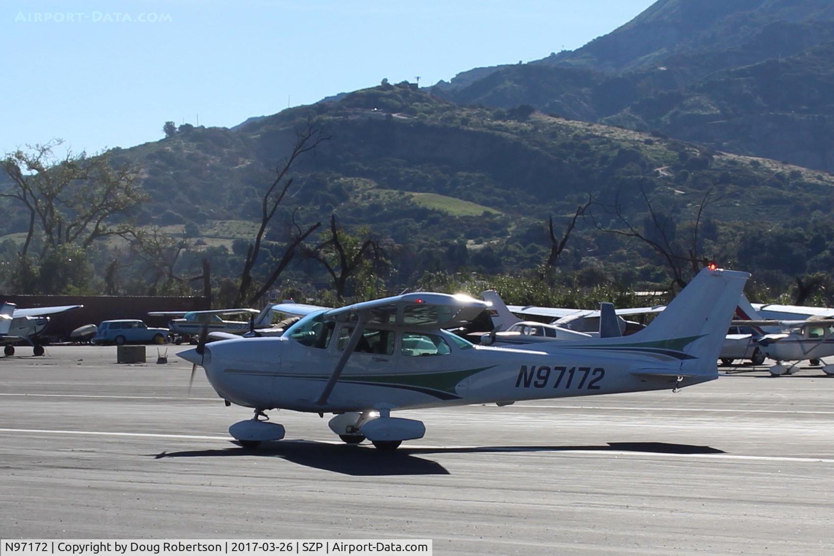 N97172, 1984 Cessna 172P C/N 17276162, 1984 Cessna 172P SKYHAWK, Lycoming O-320-D2J 160 Hp, taxi off the active