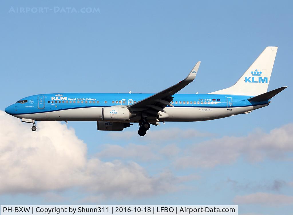 PH-BXW, 2007 Boeing 737-8K2 C/N 30360, Landing rwy 32L in new c/s